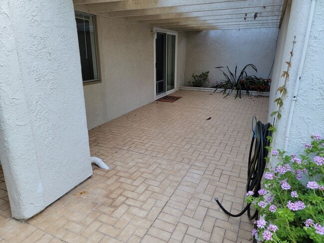 5474 Paseo Del Lago E in Laguna Woods, CA - Foto de edificio - Building Photo