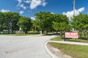 Lake Arjaro Apartments in West Palm Beach, FL - Building Photo