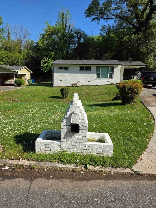 2507 Dale Creek Dr NW in Atlanta, GA - Building Photo