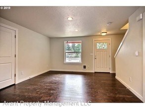3223 SE 122nd Ave in Portland, OR - Foto de edificio - Building Photo