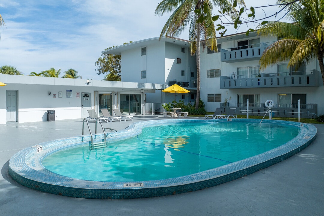 Esquire Apartments in North Miami Beach, FL - Foto de edificio