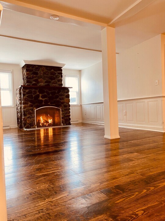 1 Hancox St-Unit -1 in Stonington, CT - Building Photo