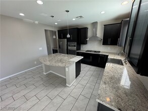 101 E Opulent Rose Ave in Las Vegas, NV - Foto de edificio - Building Photo