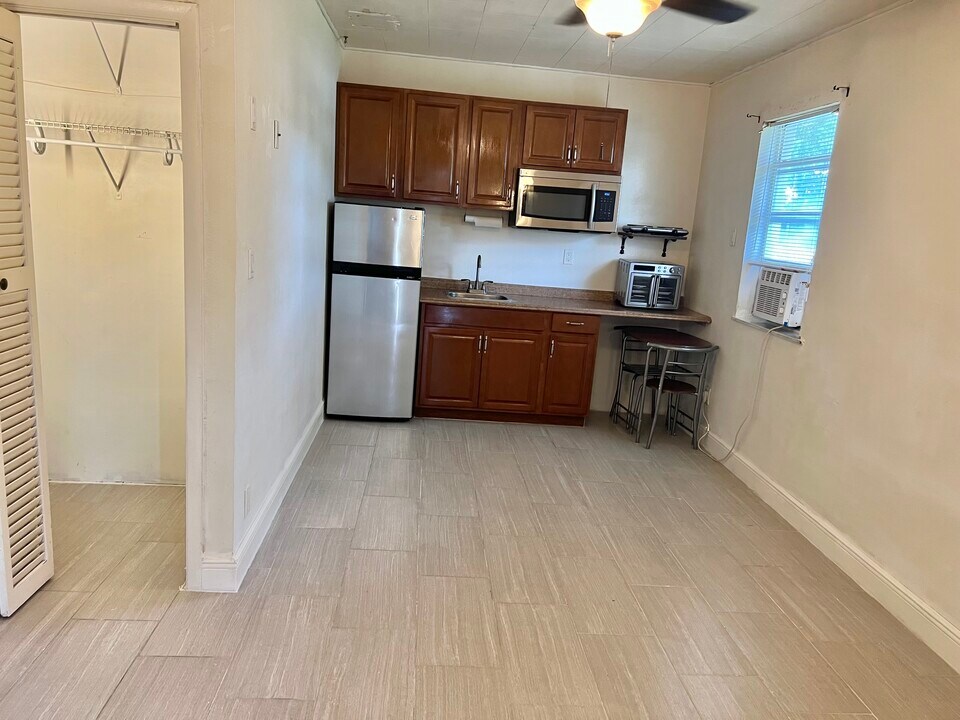 1005 Vine St, Unit B in Daytona Beach, FL - Building Photo