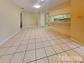 610 Oakmoss Dr in Brandon, FL - Foto de edificio - Building Photo