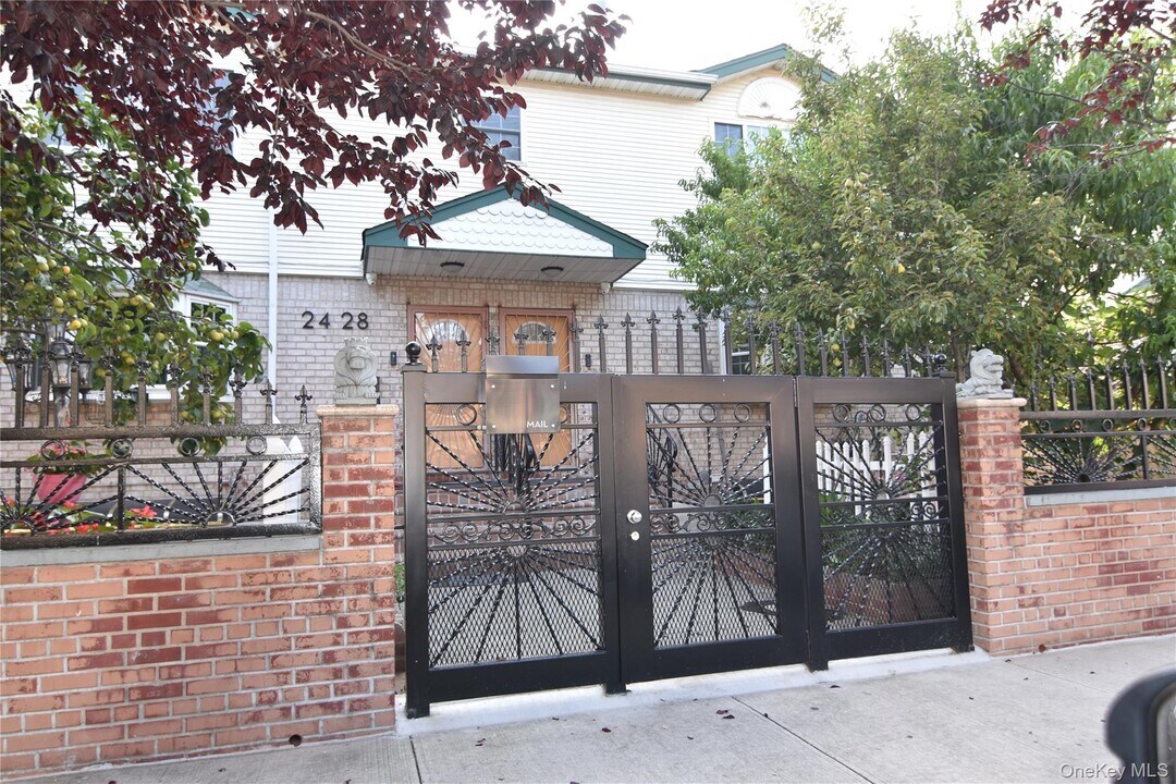 24-28-28 95th St in Queens, NY - Foto de edificio