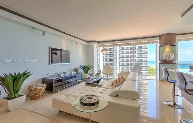4775 Collins Ave, Unit APT 1201 in Miami Beach, FL - Foto de edificio - Building Photo