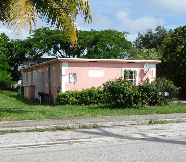 53 NW 75th St in Miami, FL - Foto de edificio - Building Photo