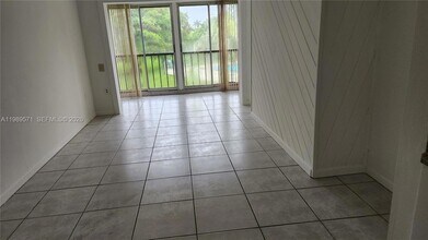 9405 W Flagler St, Unit D204 in Miami, FL - Building Photo - Building Photo