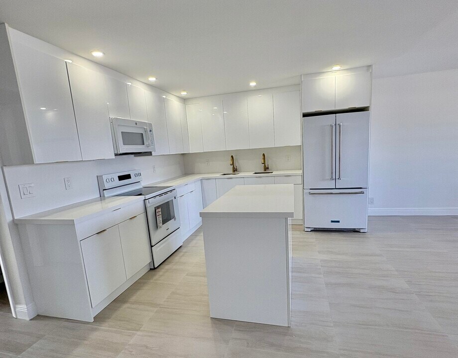 304 Greenbrier B in West Palm Beach, FL - Building Photo