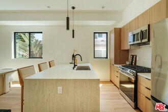 1345 S Ogden Dr in Los Angeles, CA - Building Photo - Building Photo