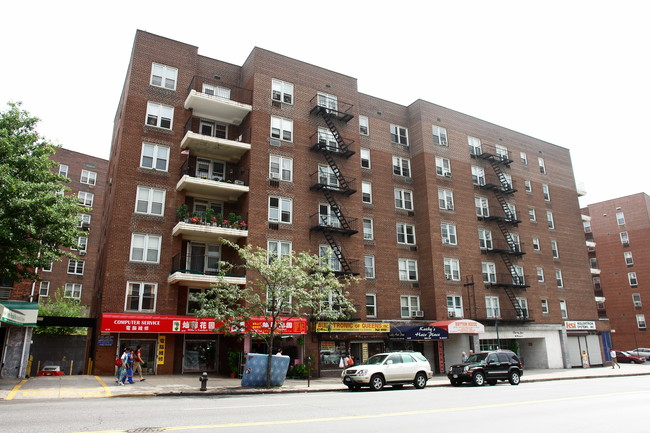 4295 Main St in Flushing, NY - Building Photo - Building Photo