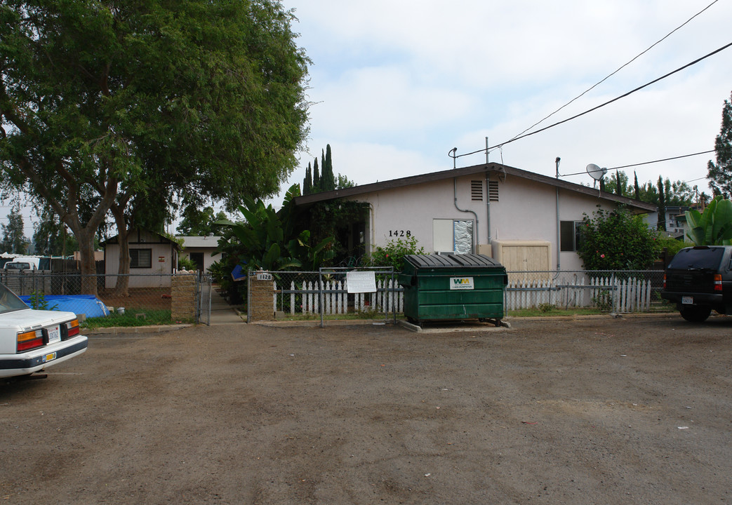 1428 Peach Ave in El Cajon, CA - Foto de edificio