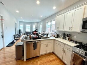 126 Cross St, Unit 4 in Somerville, MA - Foto de edificio - Building Photo