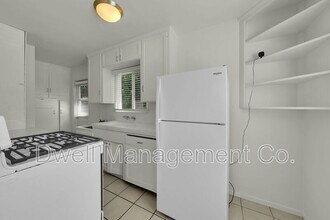 2174 Bacon St in San Diego, CA - Building Photo - Building Photo