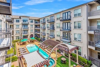 La Maison River Oaks in Houston, TX - Foto de edificio - Building Photo