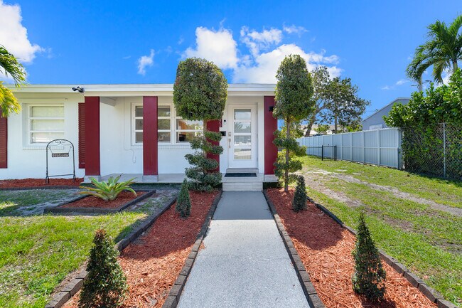 2130 Wiley Ct in Hollywood, FL - Building Photo - Building Photo