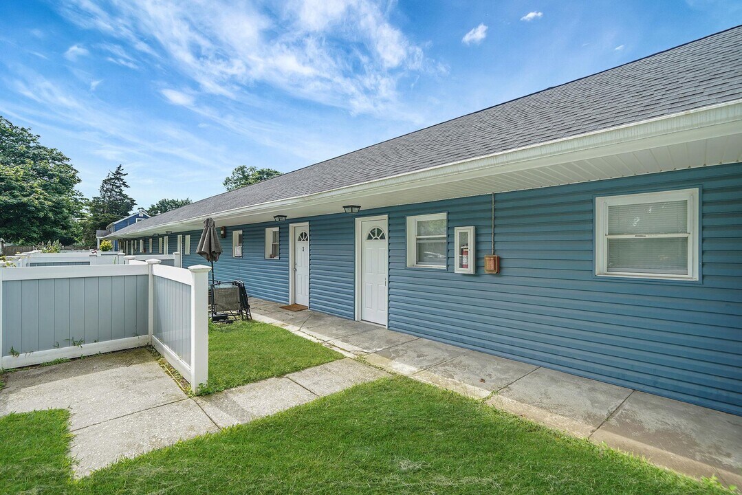 16 Bellport St in East Patchogue, NY - Building Photo