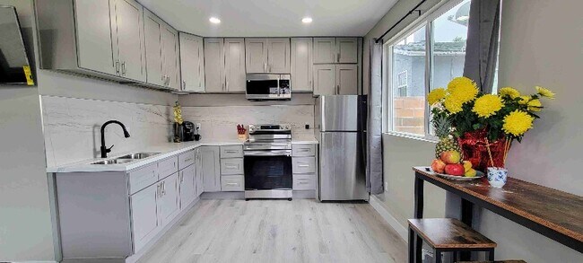 4944 Bellflower Blvd in Lakewood, CA - Building Photo - Building Photo