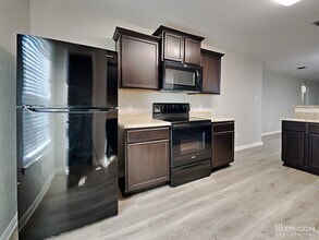 6215 Baywood Cres in San Antonio, TX - Building Photo - Building Photo