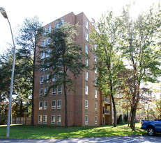 Cedar Gardens and Towers Apartment Homes in Randallstown, MD - Foto de edificio - Building Photo