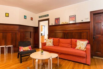 1249 Beacon St, Unit 2 in Brookline, MA - Foto de edificio - Building Photo