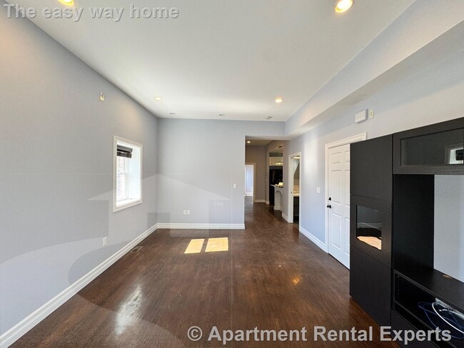 8 Cross St E, Unit #1 in Somerville, MA - Foto de edificio - Building Photo