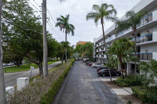 The Palms Condominiums in North Miami, FL - Foto de edificio - Building Photo