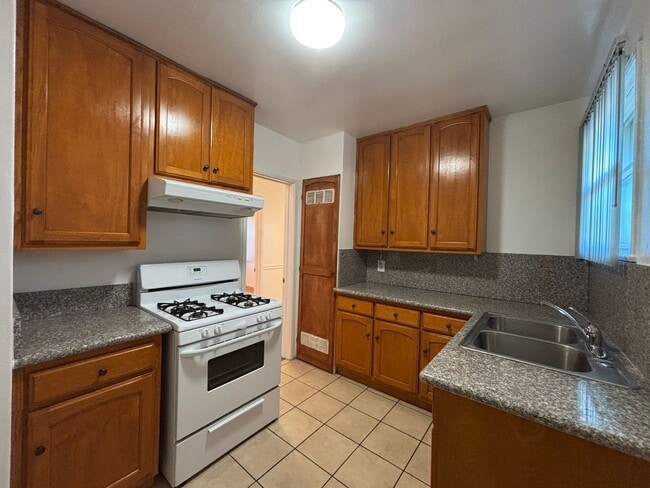 property at 962 1/2-633 W Glenoaks Blvd