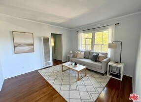 883 N Hoover St in Los Angeles, CA - Building Photo