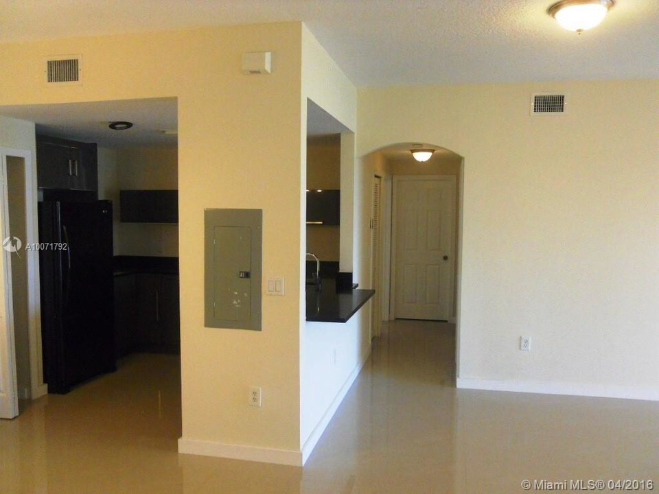 6720 NW 114th Ave in Doral, FL - Building Photo