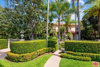 812 N Bedford Dr, Unit 35309 in Beverly Hills, CA - Building Photo - Building Photo