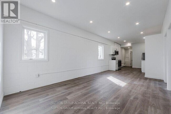 1930 Queen St E in Toronto, ON - Building Photo - Building Photo