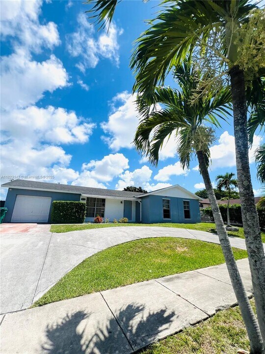 13065 SW 263rd Terrace in Homestead, FL - Building Photo
