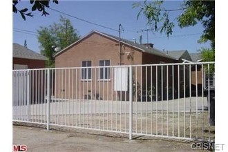 17226 Vanowen St in Van Nuys, CA - Building Photo - Building Photo