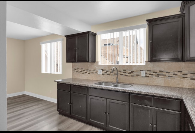 338 E 36th St in Los Angeles, CA - Foto de edificio - Building Photo