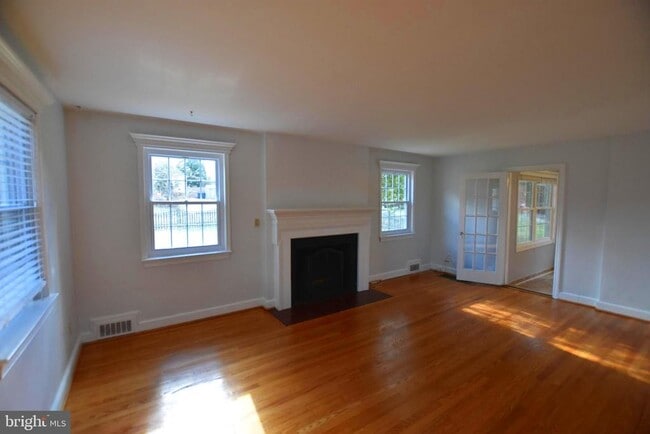 10118 Cedar Ln