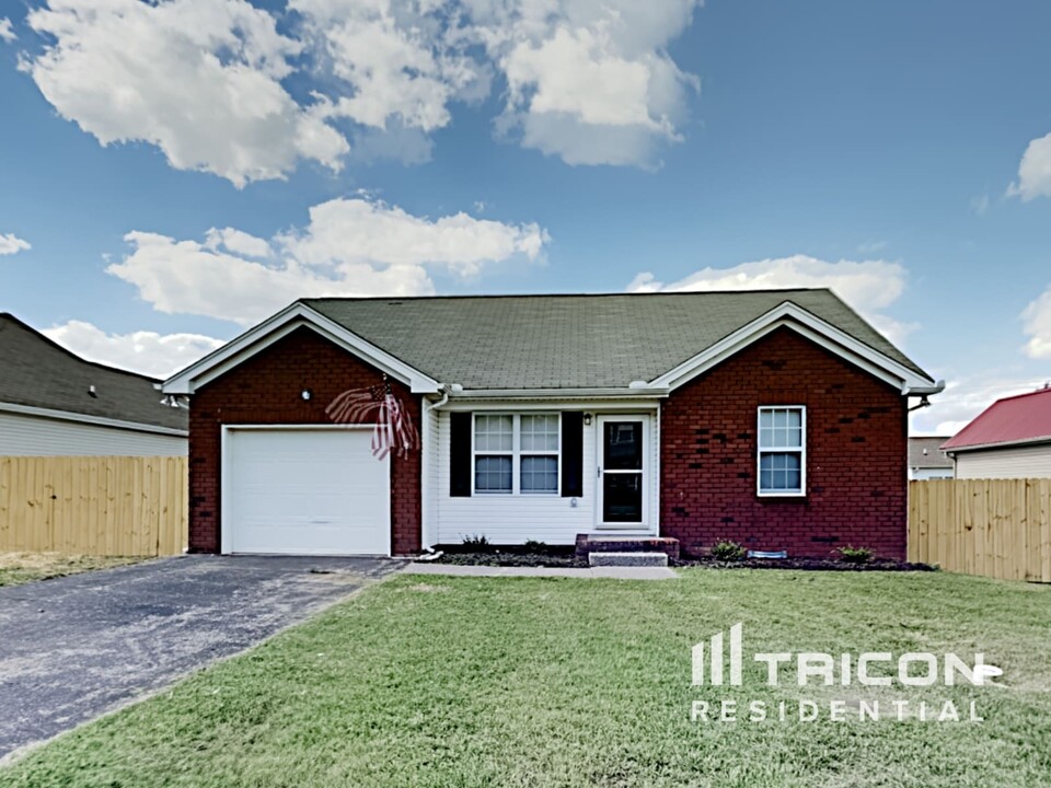 1329 Christine Dr in Lebanon, TN - Building Photo