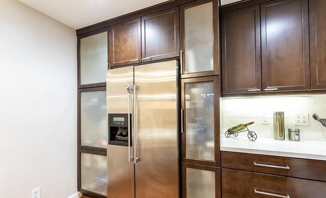 8530 Holloway Dr in West Hollywood, CA - Building Photo - Building Photo