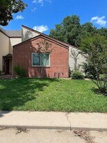 111 Briar Ridge Dr in Bellville, TX - Building Photo