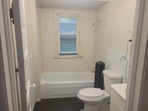 8115 Wade Park Ave, Unit #4 in Cleveland, OH - Foto de edificio - Building Photo