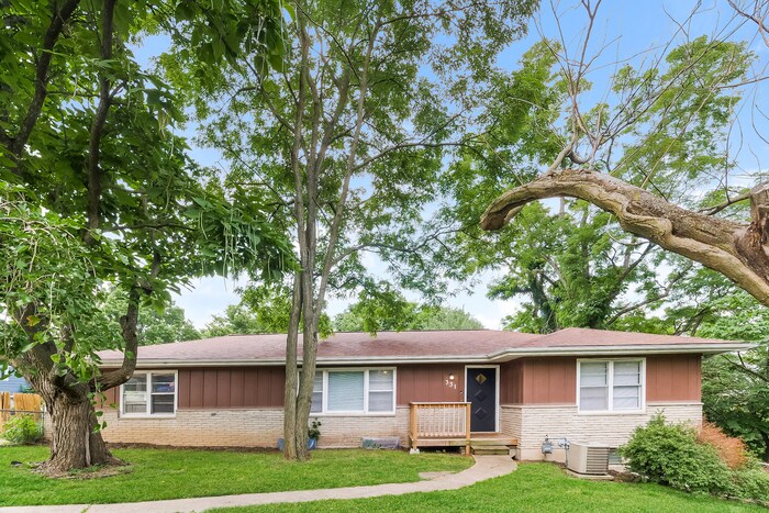 331 NW Woodland Rd in Riverside, MO - Building Photo