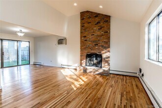 35 B S Norwood Rd in Sands Point, NY - Building Photo - Building Photo