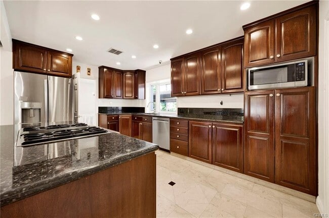 18930 Wells Dr in Los Angeles, CA - Building Photo - Building Photo