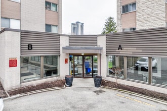 Metropolitan Towers in Waterloo, ON - Building Photo - Building Photo