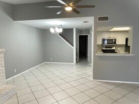 910 E Meadowmere Ln in Austin, TX - Building Photo