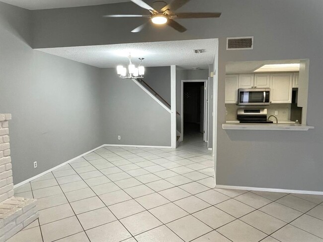 property at 910 E Meadowmere Ln