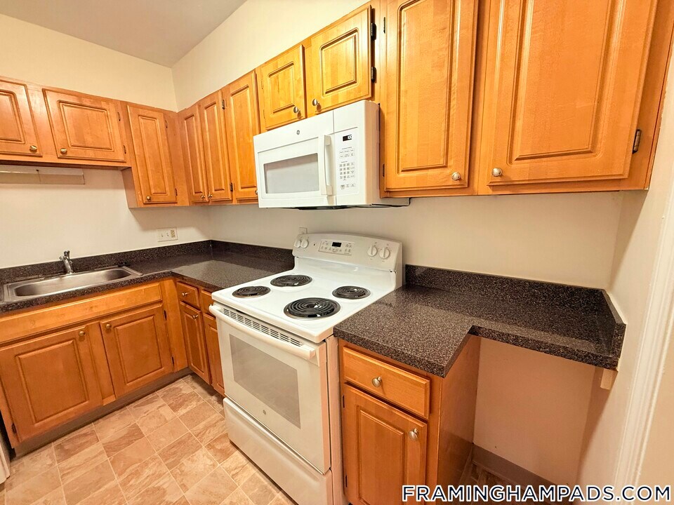 547 Worcester Rd in Framingham, MA - Building Photo