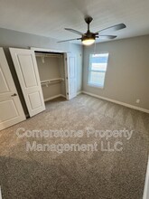 8377 Valley Spring Dr in De Soto, KS - Foto de edificio - Building Photo