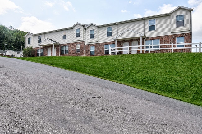 Catawba Club in Berkeley Springs, WV - Foto de edificio - Building Photo